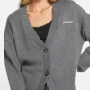 Cardigan universitaire avec logo brodé Cardigan universitaire avec logo brodé