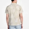 Chemise en tissu flammé avec motif de palmiers
