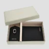 Coffret cadeau comprenant un étui à passeport et une étiquette à bagages Coffret cadeau comprenant un étui à passeport et une étiquette à bagages