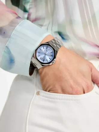 Montre analogique argentée