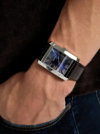 Montres analogiques argentées et bleu marine