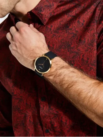 Montres analogiques noires et dorées