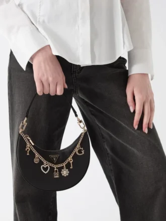 Sac hobo Tasmin avec breloque appliquée
